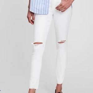 Mid Rise True Skinny Jeans with Washwell In White. Size 27